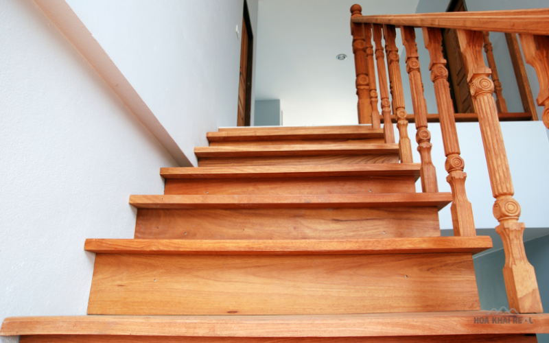 Cầu thang đối diện cửa chính - 5 cách hóa giải đơn giản